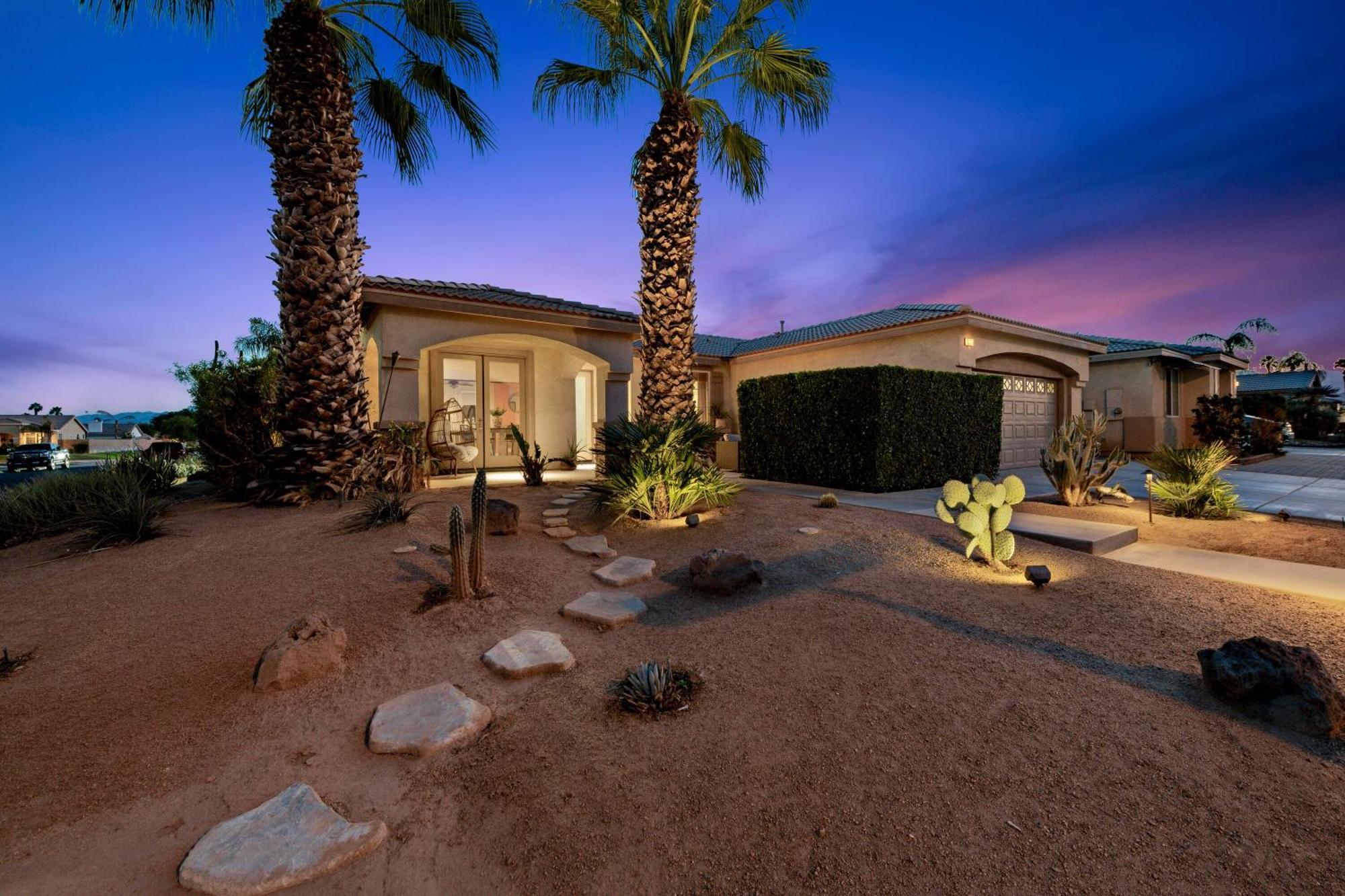 Casa Desert Muse With Heated Pool Spa Firepit Mini Golf And Games インディオ エクステリア 写真
